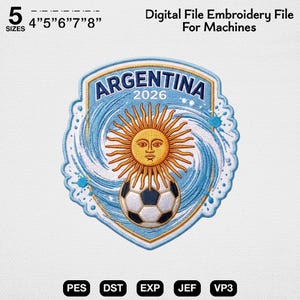 Könnte beinhalten: Eine digitale Stickdatei für Maschinen mit einem schildförmigen Design und dem Text ARGENTINA 2026. Die Grafik zeigt eine gelbe Sonne mit Gesicht über einem schwarz-weißen Fußball, umgeben von wirbelnden hellblauen Wassermustern.