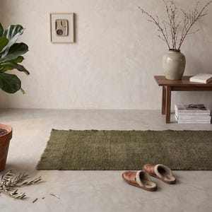 Tapis de couloir vert olive, laine marocaine style Beni Ourain, dimensions sur mesure