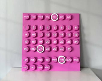 Calendario perpetuo rosa con anelli in legno, decorazioni luminose per la scrivania, decorazioni per la casa a tema dopamina.