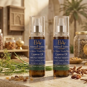 Puede incluir: Dos botellas de vidrio de aceite de Cyperus con etiquetas azules, cada una con 200 ml. Las botellas están etiquetadas como "Botanical Essence" y "100% Pure Natural Oil". El fondo incluye frascos y objetos decorativos.