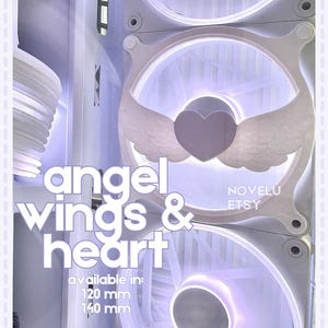 Könnte beinhalten: Weißer Computerlüfter mit Engelsflügel- und Herzdesign. Der Text "angel wings & heart" ist weiß dargestellt. Erhältlich in den Größen 120 mm und 140 mm. Der Etsy-Shop-Name "NOVELU" ist ebenfalls sichtbar.