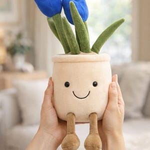 Pode incluir: Um conjunto de três canecas de cerâmica com acabamento manchado e fosco. As canecas são em tons de creme, cinza claro e cinza escuro. Cada caneca tem um design simples e minimalista, perfeito para café ou chá.