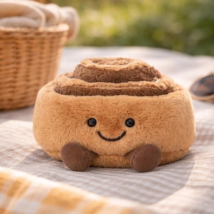 Peluche de rollo de canela marrón sonriente: suave y tierno peluche para niños.