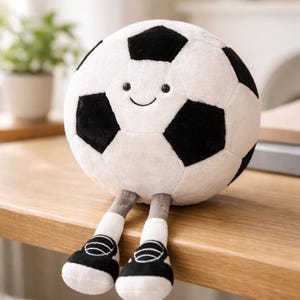 Jellycat inspirierte Fussball Plüschtier: lächelndes Gesicht, baumelnde Beine, weicher, kuscheliger Begleiter