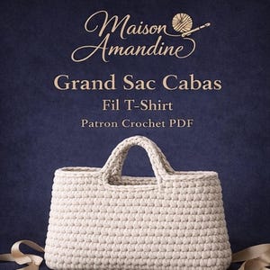 Peut inclure: Un sac cabas crocheté de couleur crème, de forme rectangulaire, avec deux anses. Le sac est présenté sur un fond bleu foncé avec le texte "Maison Amandine" et "Grand Sac Cabas Fil T-Shirt Patron Crochet PDF".
