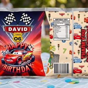 Puede incluir: Una colorida bolsa de patatas fritas con tem&aacute;tica de cumplea&ntilde;os con un coche de carreras rojo con el n&uacute;mero 95. La parte delantera de la bolsa tiene el nombre "DAVID" y "HAPPY BIRTHDAY". La parte trasera dice "THANK YOU FOR COMING!" y una etiqueta nutricional.