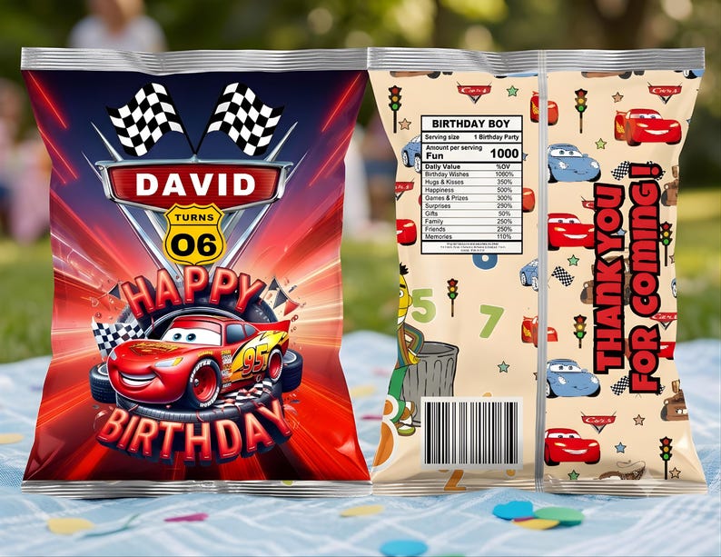 Puede incluir: Una colorida bolsa de patatas fritas con tem&aacute;tica de cumplea&ntilde;os con un coche de carreras rojo con el n&uacute;mero 95. La parte delantera de la bolsa tiene el nombre "DAVID" y "HAPPY BIRTHDAY". La parte trasera dice "THANK YOU FOR COMING!" y una etiqueta nutricional.