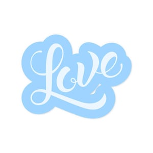 Könnte beinhalten: Ein hellblauer Aufkleber mit dem Wort "Love" in weißer Schreibschrift. Das Wort ist vor einem wolkenförmigen Hintergrund platziert. Das Design ist schlicht und elegant, geeignet für verschiedene Anwendungen.