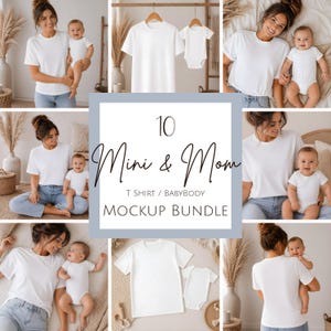 Könnte beinhalten: Ein Mockup-Bundle mit einem weißen T-Shirt und einem Baby-Body. Das Bild zeigt eine Mutter und ein Baby, die die Kleidung tragen, zusammen mit dem Text "10 Mini & Mom T Shirt / Babybody Mockup Bundle". Das Thema ist Familie und Kleidung.
