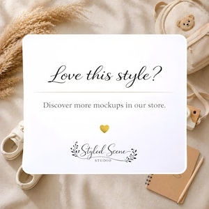 Puede incluir: Una maqueta de escena estilizada con una tarjeta blanca con el texto "Love this style?" y "Discover more mockups in our store." Tambi&eacute;n se ven un coraz&oacute;n dorado y el logotipo "Styled Scene Studio". La escena incluye una mochila, zapatos y un cuaderno.