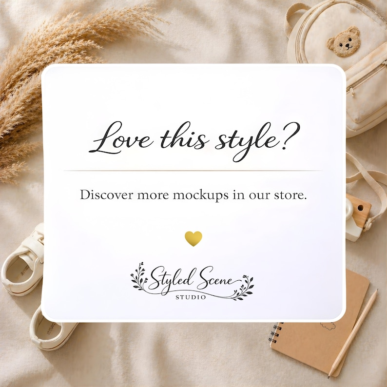 Puede incluir: Una maqueta de escena estilizada con una tarjeta blanca con el texto "Love this style?" y "Discover more mockups in our store." Tambi&eacute;n se ven un coraz&oacute;n dorado y el logotipo "Styled Scene Studio". La escena incluye una mochila, zapatos y un cuaderno.