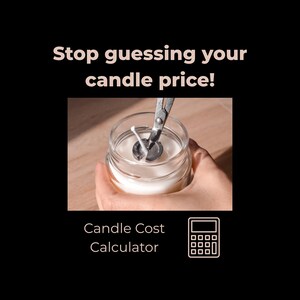 Könnte beinhalten: Ein Glas-Kerzenglas mit weißem Wachs. Eine Hand hält eine Dochtschere über der Kerze. Der Text lautet: "Stop guessing your candle price!" und "Candle Cost Calculator" mit einem Taschenrechner-Symbol.