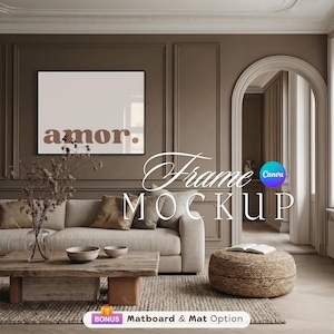 Peut inclure: Un cadre mural rectangulaire contenant une impression blanche avec le texte brun amor. Le cadre est exposé au-dessus d'un canapé beige, d'une table basse en bois et d'un pouf tressé dans une pièce aux murs lambrissés bruns.