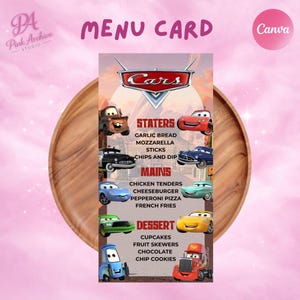 Può includere: Un menu rettangolare con il logo del film Cars in alto. Il menu elenca Staters, Mains e Dessert con piatti come pane all'aglio, bastoncini di mozzarella, straccetti di pollo e biscotti, decorato con vari personaggi di auto colorati.