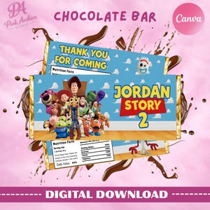 Può includere: Barretta di cioccolato con sfondo cielo blu e la scritta "Thank You For Coming" e "Jordan Story 2". La barretta presenta personaggi dei cartoni animati e gocce di cioccolato su sfondo rosa. Download digitale.