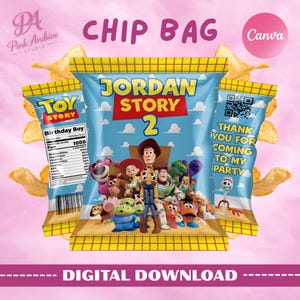 Può includere: Un design digitale per un sacchetto di patatine a tema "Toy Story". La borsa presenta il testo "JORDAN STORY 2" e immagini dei personaggi del film. Il design include il testo "THANK YOU FOR COMING TO MY PARTY" e "DOWNLOAD DIGITALE".