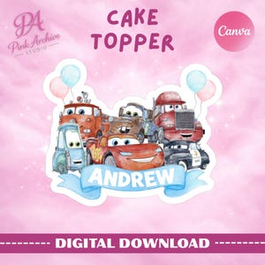Peut inclure: Une décoration de gâteau avec une illustration à l'aquarelle de cinq voitures de dessin animé, dont une voiture de course rouge, une dépanneuse marron et une voiture bleue, avec des ballons roses et bleus et une bannière bleue avec le nom ANDREW.