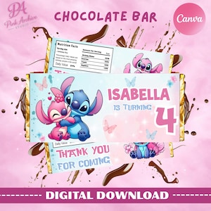 Könnte beinhalten: Schokoladenriegelverpackung mit rosa Hintergrund. Die Verpackung zeigt die Charaktere Stitch und Angel, Schmetterlinge und den Text "Isabella wird 4". Auf der Verpackung steht auch "Danke für Ihr Kommen".