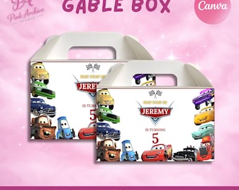 Op de afbeelding: Twee witte gable boxes met handvatten, versierd met cartoon auto's. De dozen zijn gepersonaliseerd met de naam "JEREMY" en het nummer "5". Tekst bevat "GABLE BOX" en "DIGITALE DOWNLOAD".