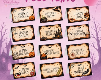 Può includere: Un set di dodici segnaposto rettangolari a tema Halloween con bordi neri e centri color crema. Ogni carta presenta illustrazioni uniche tra cui fantasmi, zucche, pipistrelli e calderoni, con etichette di testo come Pumpkin Cookies, Witches Brew e Bat Wings.