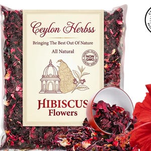 Peut inclure: Un sachet en plastique transparent rempli de fleurs d'hibiscus séchées rouge foncé. L'étiquette indique Ceylon Herbss, Bringing The Best Out Of Nature, All Natural, Non GMO et Hibiscus Flowers. Un petit bol rouge et une fleur d'hibiscus sont présents.