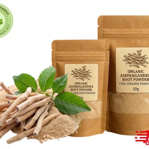 Può includere: Due buste di carta marrone di polvere di radice di ashwagandha biologica, con un mucchio di radici e polvere di ashwagandha davanti. Le buste hanno etichette con testo e una grafica di radici. L'immagine include anche un logo verde e una grafica "Consegna gratuita".
