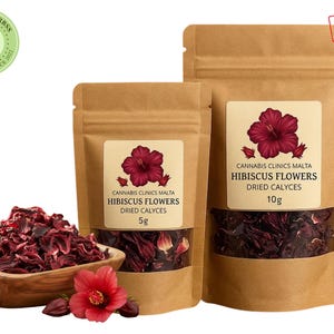 Peut inclure: Deux sachets en papier brun de fleurs d'hibiscus séchées, étiquetés "Cannabis Clinics Malta Hibiscus Flowers Dried Calyces" avec des poids de 5g et 10g. Un bol en bois contient plus de fleurs séchées, et une fleur d'hibiscus fraîche est également présente.