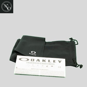 Pu&ograve; includere: Un panno per la pulizia in microfibra nero e un sacchetto con coulisse con il logo Oakley. &Egrave; inclusa anche una scheda bianca con il logo e il testo Oakley. Gli articoli sono probabilmente per occhiali.