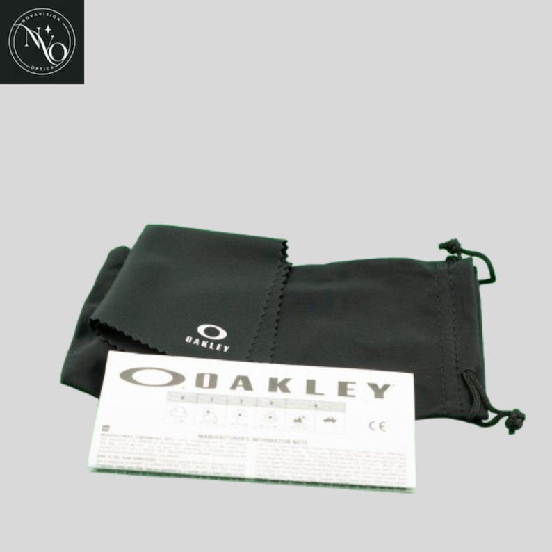 Pu&ograve; includere: Un panno per la pulizia in microfibra nero e un sacchetto con coulisse con il logo Oakley. &Egrave; inclusa anche una scheda bianca con il logo e il testo Oakley. Gli articoli sono probabilmente per occhiali.