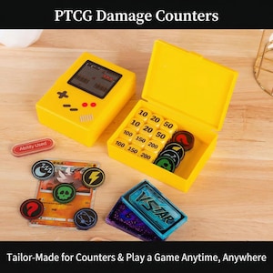 Puede incluir: Juego de contadores de daño amarillos con una caja inspirada en Game Boy, dados y varias fichas de juego. Incluye dados con los números 10, 20, 50, 100, 150 y 200. También incluye una caja VSTAR.
