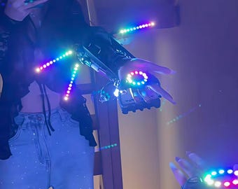 Robotarm in cyberpunkstijl, spraakgestuurde gekleurde lampjes, spray, futuristisch speelgoed