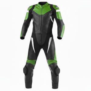 Puede incluir: Traje de carreras de moto negro y verde con detalles blancos. El traje presenta paneles verdes en los hombros, brazos y piernas, con rayas blancas. Tiene una cremallera completa y protecciones en las rodillas.