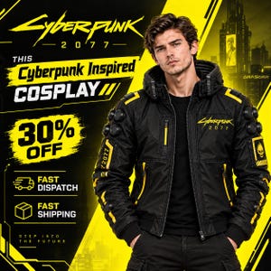 Puede incluir: Una chaqueta negra con detalles amarillos, cuello alto y capucha. La chaqueta presenta el logotipo de Cyberpunk 2077 en el pecho, detalles circulares negros en los hombros y mangas, y rayas amarillas en los brazos con el texto 2077.