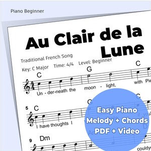以下が含まれることがあります： ピアノ初心者のためのフランスの伝統的な歌「Au Clair de la Lune」の楽譜。楽譜にはメロディー、コード、そして「Easy Piano Melody + Chords PDF + Video」というテキストが含まれています。