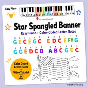 Può includere: Un foglio bianco con il titolo "Star Spangled Banner" e note di lettere con codice colore per pianoforte facile. Include un diagramma di una tastiera di pianoforte, un'illustrazione della bandiera americana e il testo "Color Coded Letter Notes + Video Tutorial".