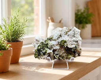 エピドートと水晶のクラスター｜未加工の緑色鉱物標本｜スタンド付き天然ヒーリングストーン