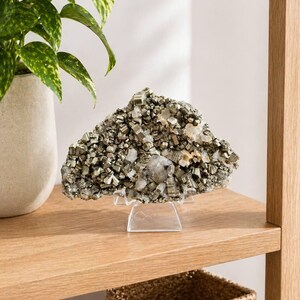 Grupo de cristales de pirita en bruto sobre matriz de cuarzo / Ejemplar de pirita cúbica con soporte de exhibición.