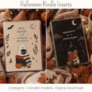 Puede incluir: Dos insertos rectangulares para Kindle con temas de Halloween. El inserto izquierdo es color crema con un fantasma sosteniendo una taza sobre libros, texto 'FALL NIGHTS and BOOKISH DELIGHTS'. El derecho es negro con un gato con sombrero de bruja leyendo un libro, texto 'READING UP on a LITTLE MAGIC'.