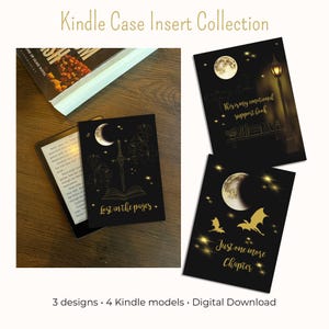 Könnte beinhalten: Eine Sammlung von Kindle-Hüllen-Einsätzen mit drei Designs. Die schwarzen Einsätze zeigen goldene Illustrationen von Schwert, Mond und Sternen mit den Texten "Lost in the pages" und "Just one more chapter".