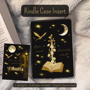 Könnte beinhalten: Eine transparente Kindle-Hülleneinlage mit schwarzem Hintergrund, einem goldenen Schwert mit Lilienranken aus einem offenen Buch, einer Mondsichel, einem fliegenden Drachen und dem Text Born to read Forced to adult sowie einer passenden Karte.