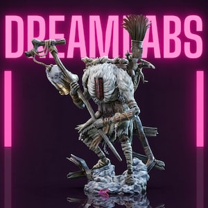 Puede incluir: Figura detallada de un personaje de fantasía, con una capa de piel blanca y una armadura intrincada. La figura sostiene un martillo y un cepillo, con el texto "DREAM LABS" en rosa arriba. El fondo es morado oscuro.