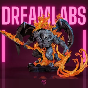 Puede incluir: Estatua detallada de una criatura demoníaca con grandes alas, sosteniendo una espada en llamas y rodeada de llamas naranjas y amarillas. La estatua es gris con detalles intrincados. El texto "DREAM LABS" se muestra en rosa encima de la figura.