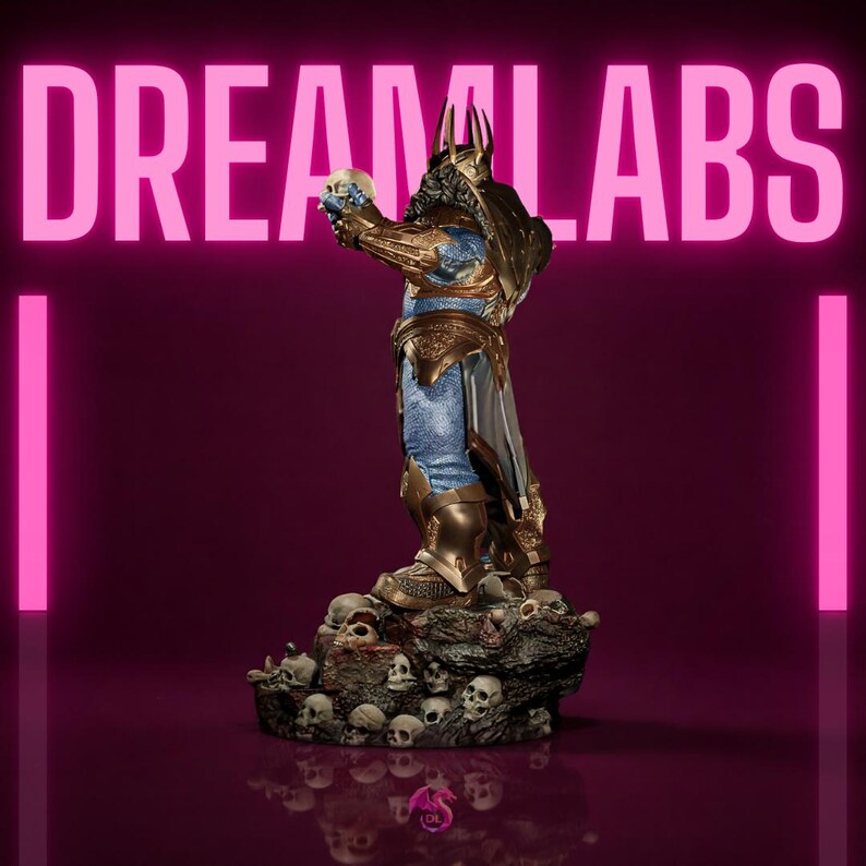 Może przedstawiać: Szczeg&oacute;łowa statua postaci wojownika trzymającego czaszkę, z tekstem "DREAM LABS" w jasnor&oacute;żowym kolorze. Wojownik ubrany jest w niebiesko-złotą zbroję, stojąc na podstawie pokrytej czaszkami. Tło jest w kolorze głębokiej magenty.