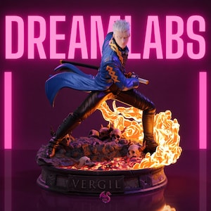 Puede incluir: Figura detallada de un personaje en pose dinámica, sosteniendo una espada, con abrigo azul y cabello blanco. La base presenta calaveras y llamas, con el nombre "VERGIL". El fondo muestra el texto "DREAM LABS" en rosa.