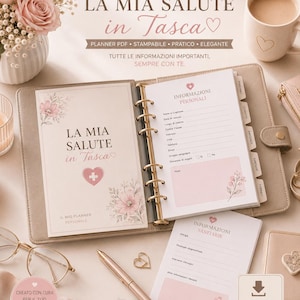 Può includere: Un'agenda sanitaria ad anelli color beige con dettagli floreali rosa e il testo LA MIA SALUTE in Tasca. L'agenda aperta mostra pagine per informazioni personali e mediche, accompagnata da una penna color oro rosa e una tazza coordinata.