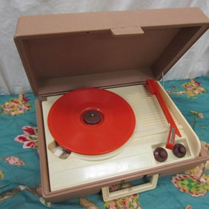 Vintage Dejay Corp. SP30 portable record player Turntable. Made in USA. works great. Watch video. Free shipping