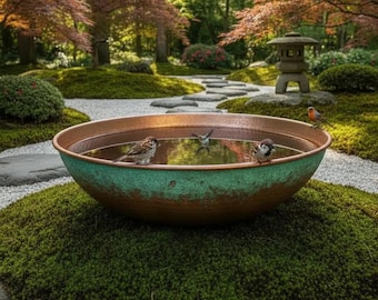 Baño para pájaros de cobre hecho a mano: un elegante detalle para el jardín con encanto rústico.