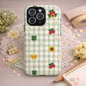 Capa de celular com estética de crochê | Capa xadrez verde com morangos | Capa fofa para iPhone no estilo cottagecore | Capa floral kawaii para celular