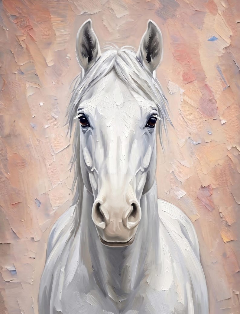 Op de afbeelding: Een olieverfschilderij van een witte paardenkop en hals, recht van voren gezien. Het paard heeft donkere ogen, witte manen en een textuurrijke vacht. De achtergrond bestaat uit dikke, zichtbare penseelstreken in perzik-, beige- en rozetinten.