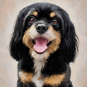 Puede incluir: Un retrato digital de un perro con pelaje negro, fuego y blanco. El perro tiene orejas largas y caídas, ojos de color marrón oscuro y la boca abierta con una lengua rosa visible. El pelaje alrededor del hocico es blanco y fuego, con marcas fuego.